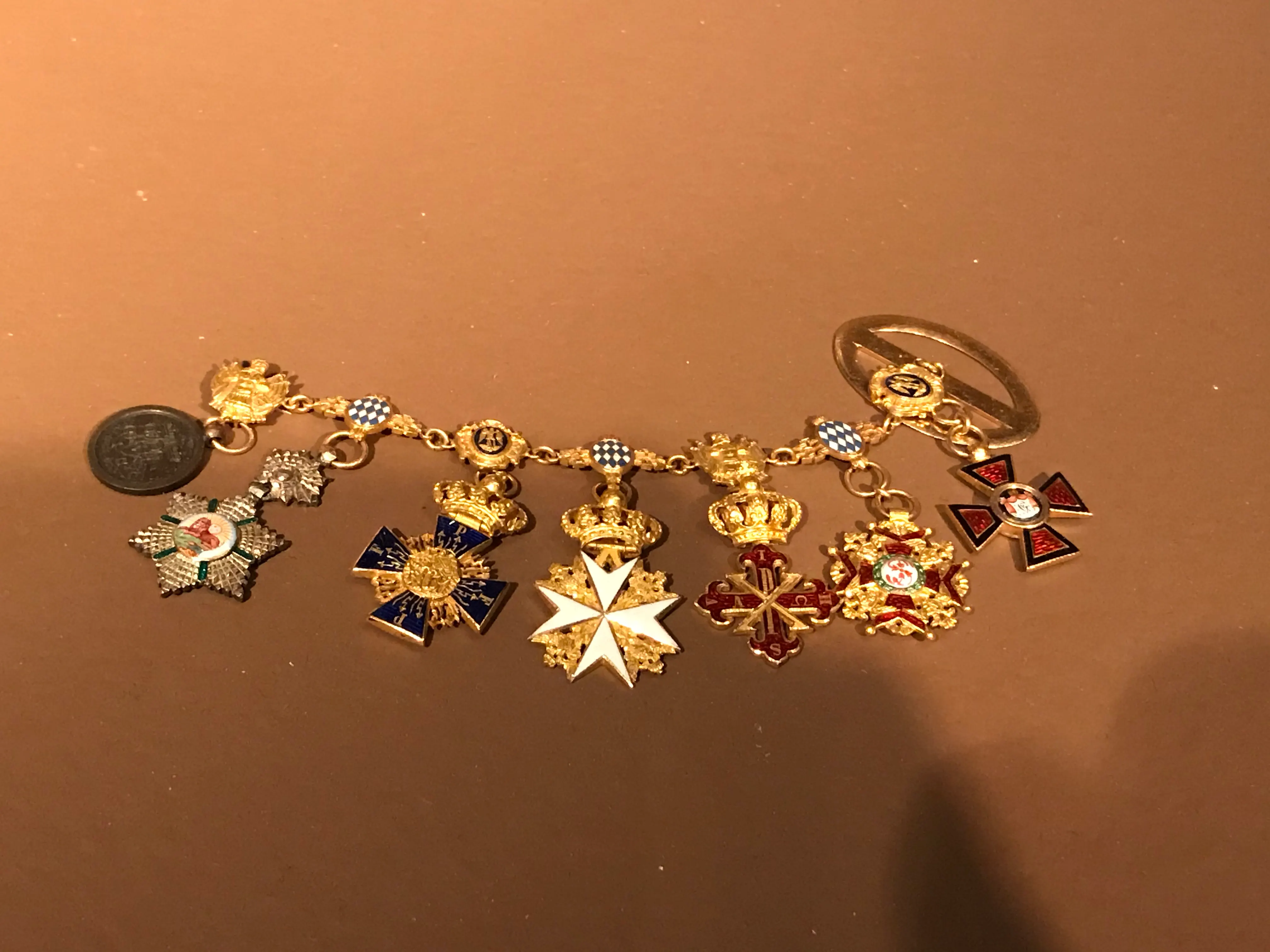 Miniatury řádů a medaile ve vitríně