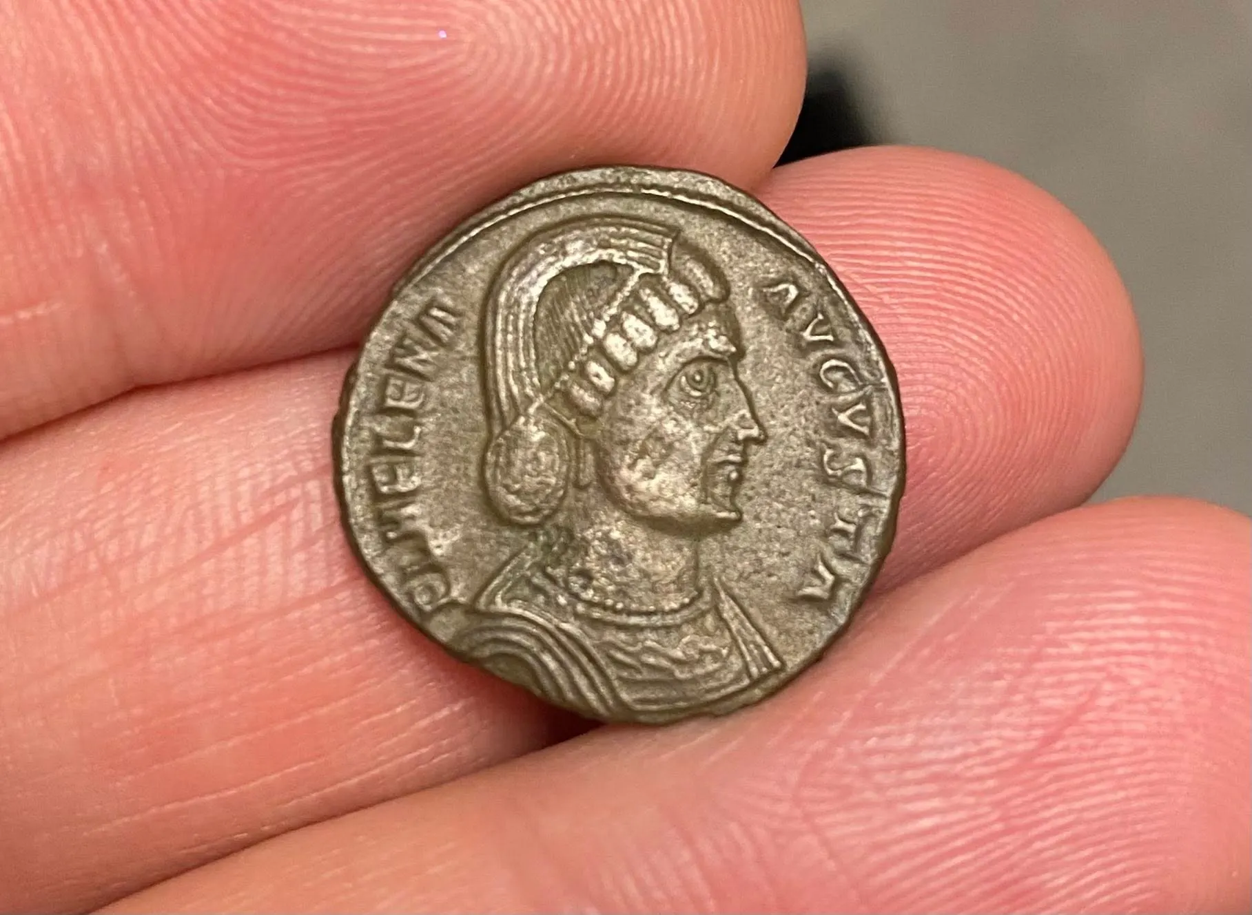 Follis Flavie Iulie Heleny Augusty, ražený v Antiochii v letech 325–326 n. l., lícní strana