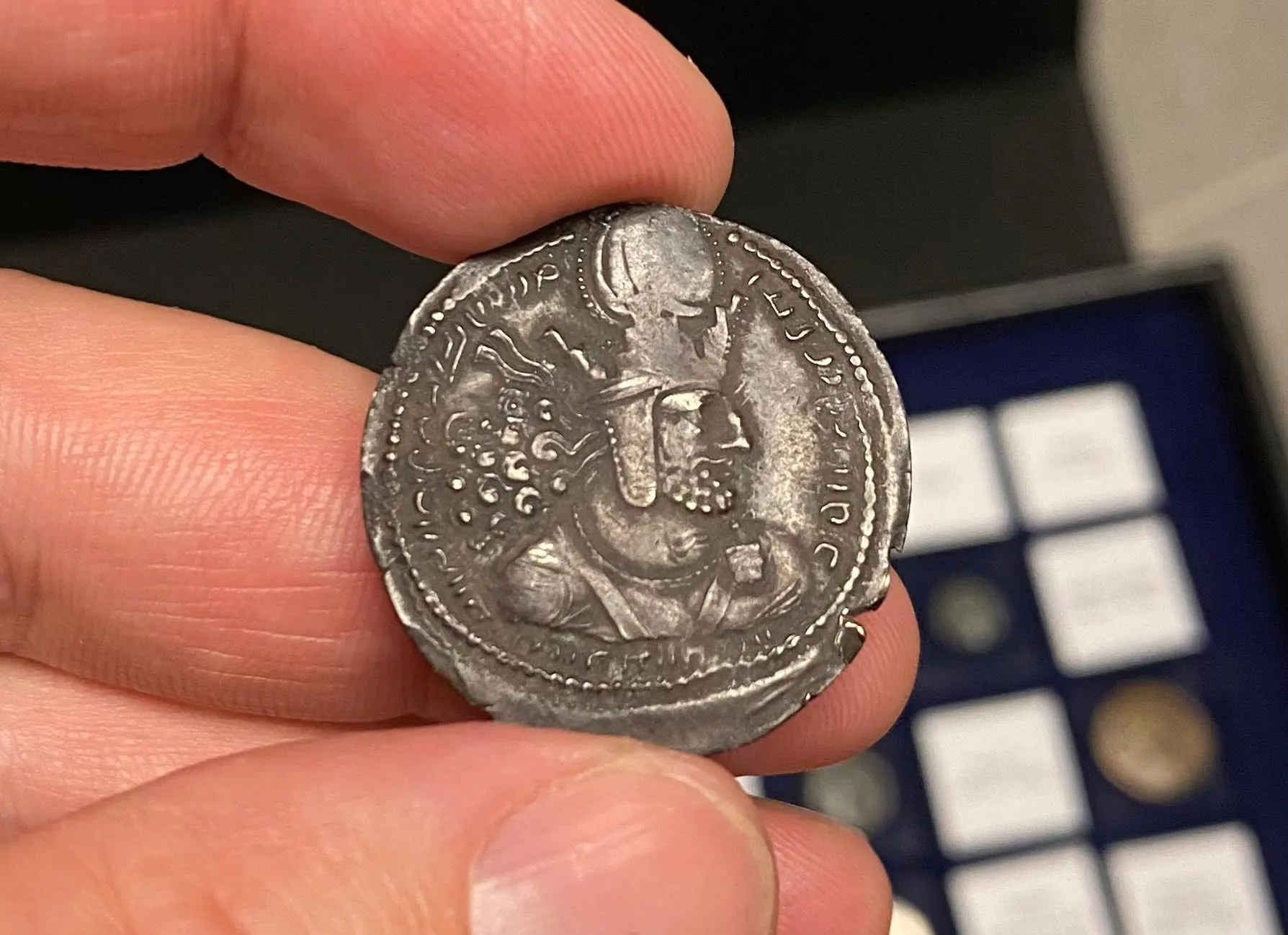Stříbrná drachma sasánovského velkokrále Šápúra I. (240–270 n. l.), lícní strana