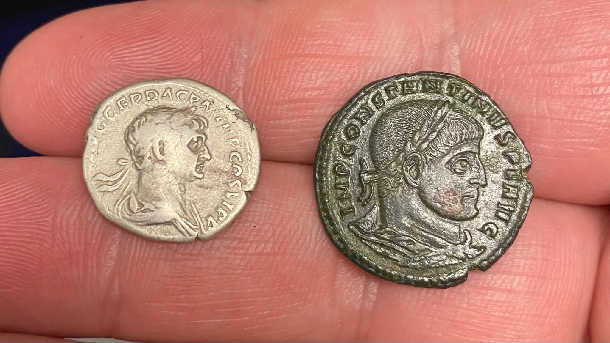 Stříbrný denár Trajana a bronzový follis Konstantina Velikého, oba ragené v Římě, lícní strany